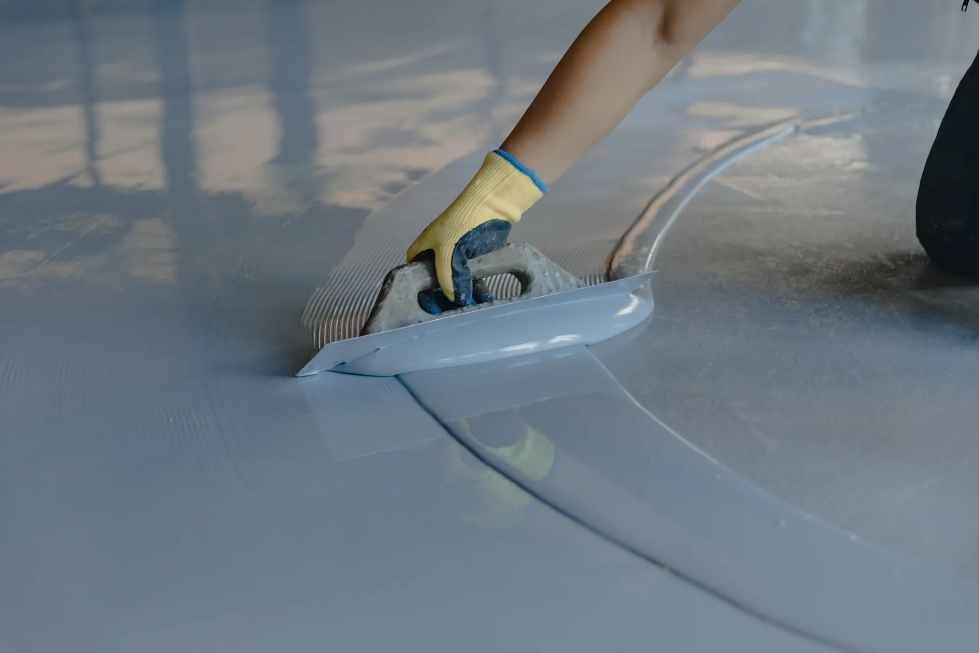 Installer troweling flake epoxy coating
