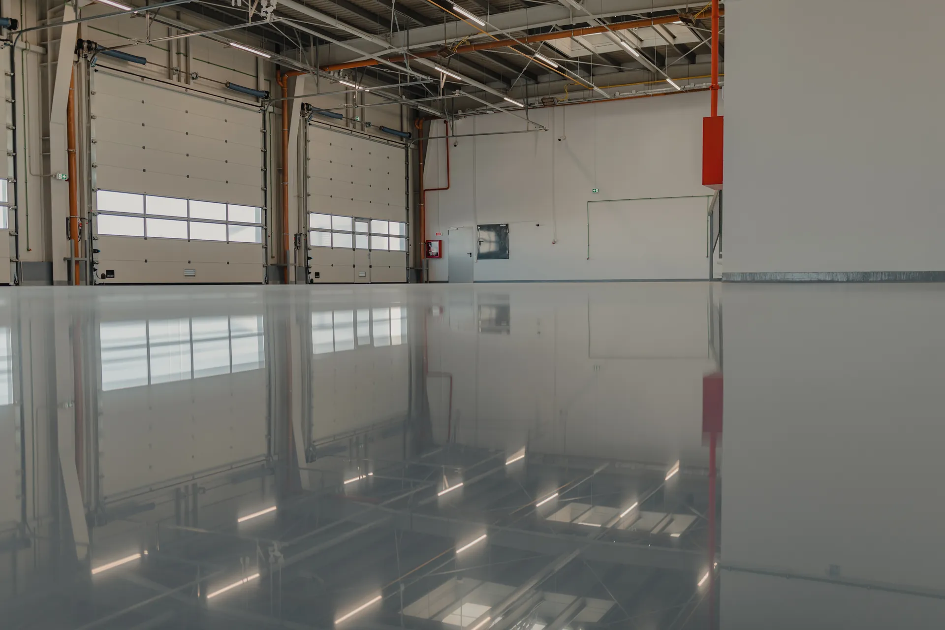 Durable high-gloss epoxy floor in a commercial warehouse